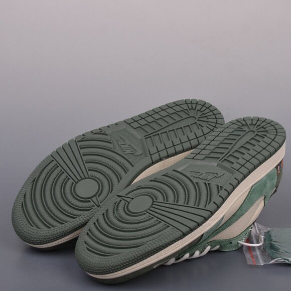 Air Jordan 1 Low Fragment x Travis Scott Sneaker - Picture 4 of 9